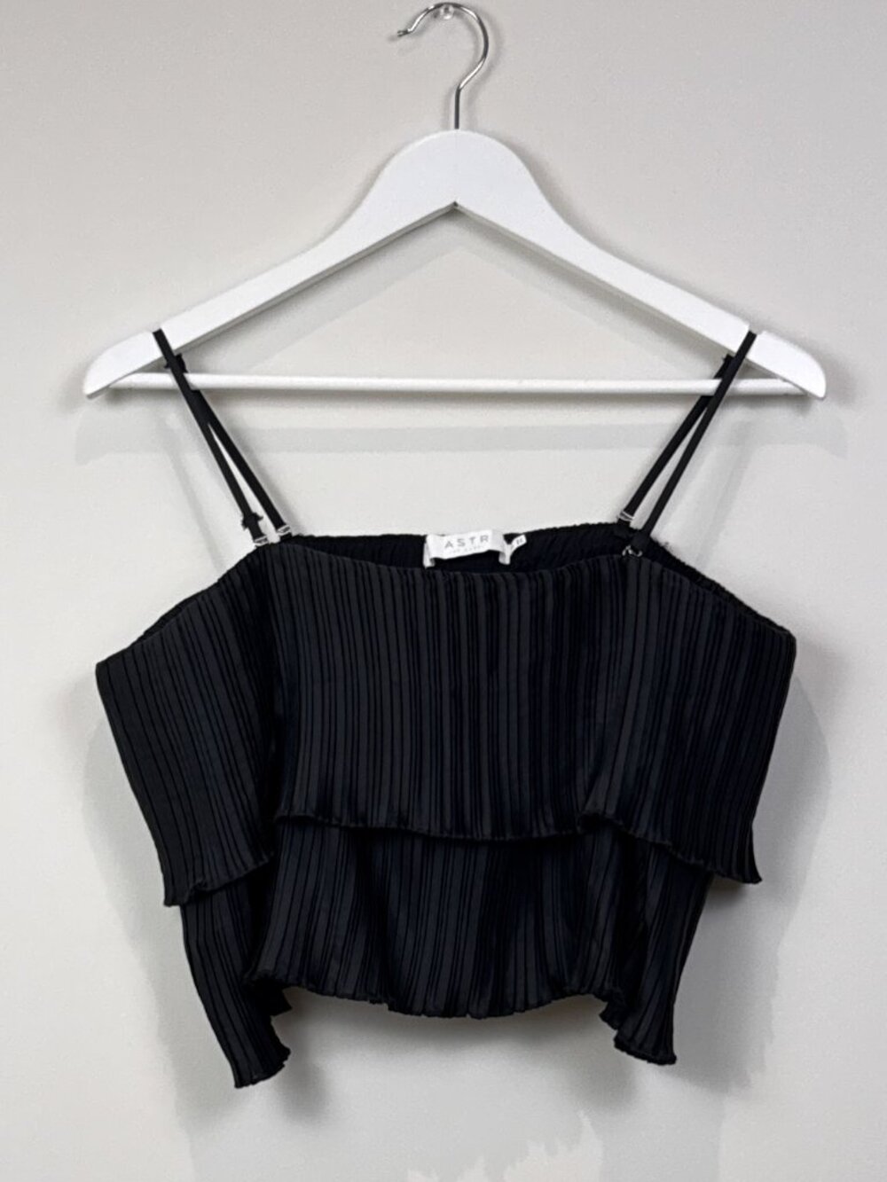 ASTR The Label Womens Medium M Black Pleated Tiered Crop Top Spaghetti Strap